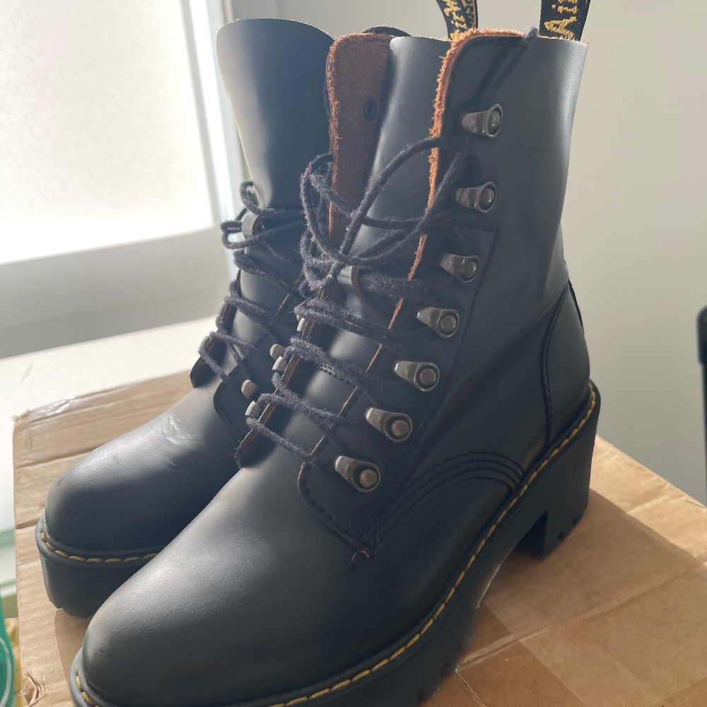 Dr. Martens Women’s Leona Vintage Smooth